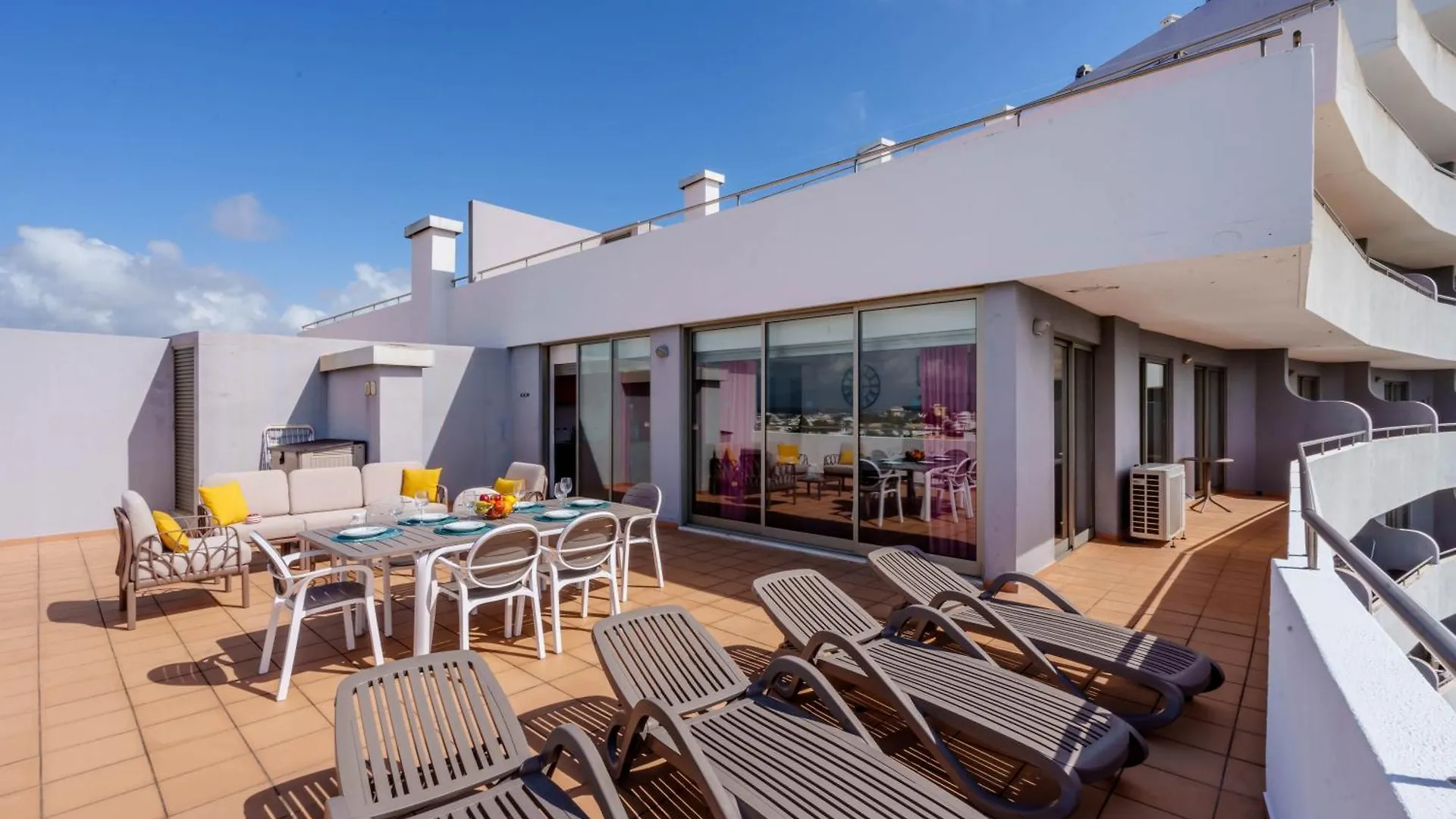 Spectacular 2 Bed Apartment, Huge Terrace And Sea View Portimão